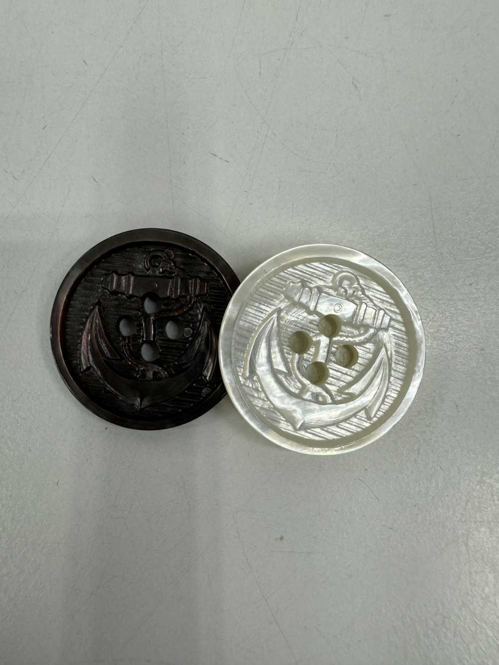 SL-15-4H Botón De Concha Con Estampado De Ancla Para Trajes Y Chaquetas Fabricado En Japón