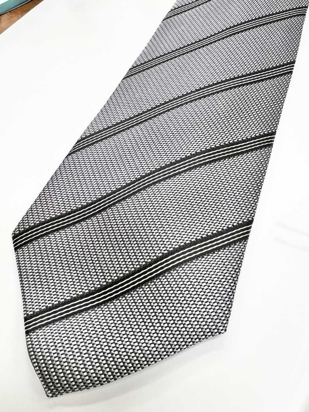 NE-28-OUT [Outlet] Corbata Formal De Rayas Gris Oscuro Fabricada En Japón[Accesorios Formales] Yamamoto(EXCY)