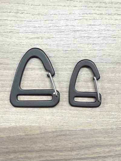 HH163 Corchete con clip triangular Arutika