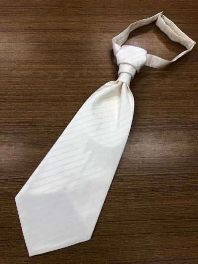 YT-110W Fabricado en Japón Corbata ascot de seda y lana (corbata europea) con patrón de rayas, blanco roto