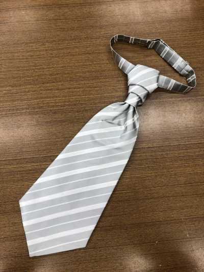 YT-986G Corbata ascot hecha en Japón (corbata europea) satén de seda a rayas gris