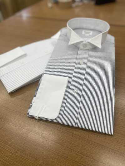 クレリックシャツ Camisa formal a rayas clericales con cuello de ala