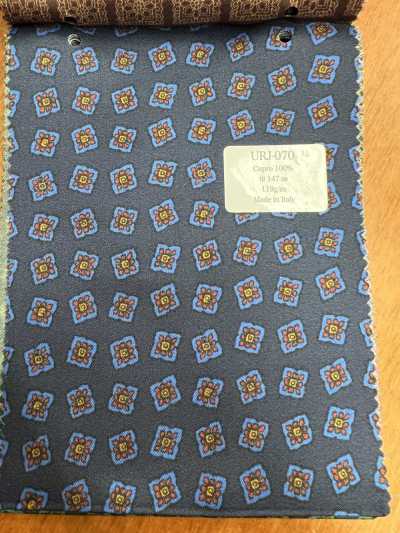 URJ-070 Hecho en Italia, forro estampado de Cupro 100%, pequeño motivo floral azul