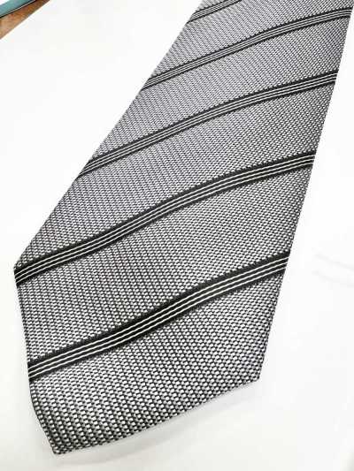 NE-28-OUT [Outlet] Corbata formal fabricada en Japón de raya gris oscuro