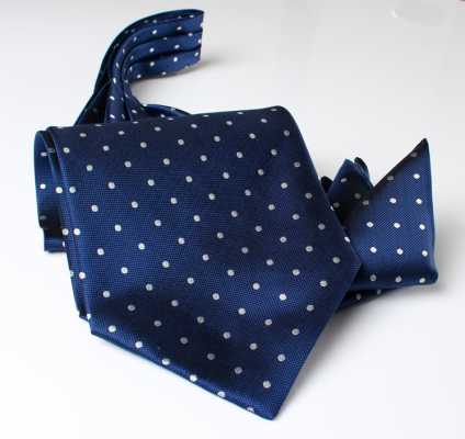 AS-602 Corbata ascot de seda hecha en Japón, con patrón de puntos azules