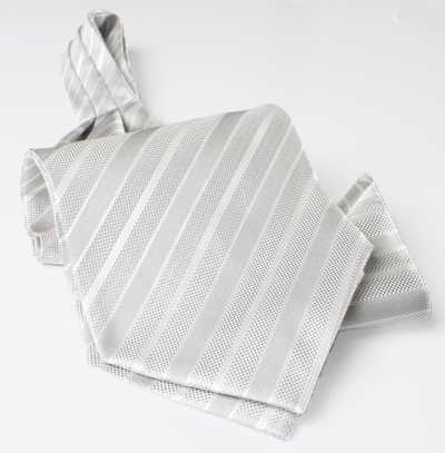 AS-943 Corbata ascot de seda fabricada en Japón, a rayas grises
