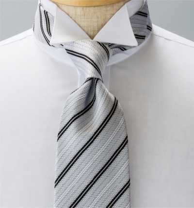 NE-29 Corbata formal hecha en Japón con raya plateada