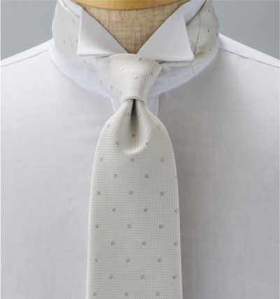 NE-38 Corbata formal hecha en Japón, con lunares, blanco roto