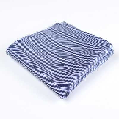 RCF-8007-06 Pañuelo de bolsillo en azul marino con patrón de espiga, confeccionado con tejido British Ringhart