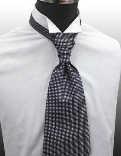 YT-153 Corbata ascot de seda hecha en Japón (corbata europea), patrón de cuadros, azul marino