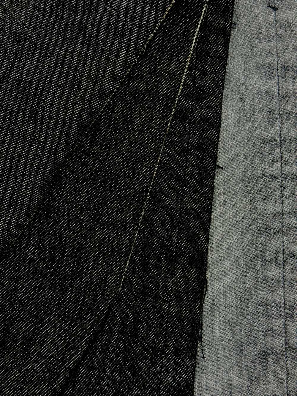 Este tejido vaquero elástico de gran calidad combina el aspecto clásico del denim con una elasticidad increíble.