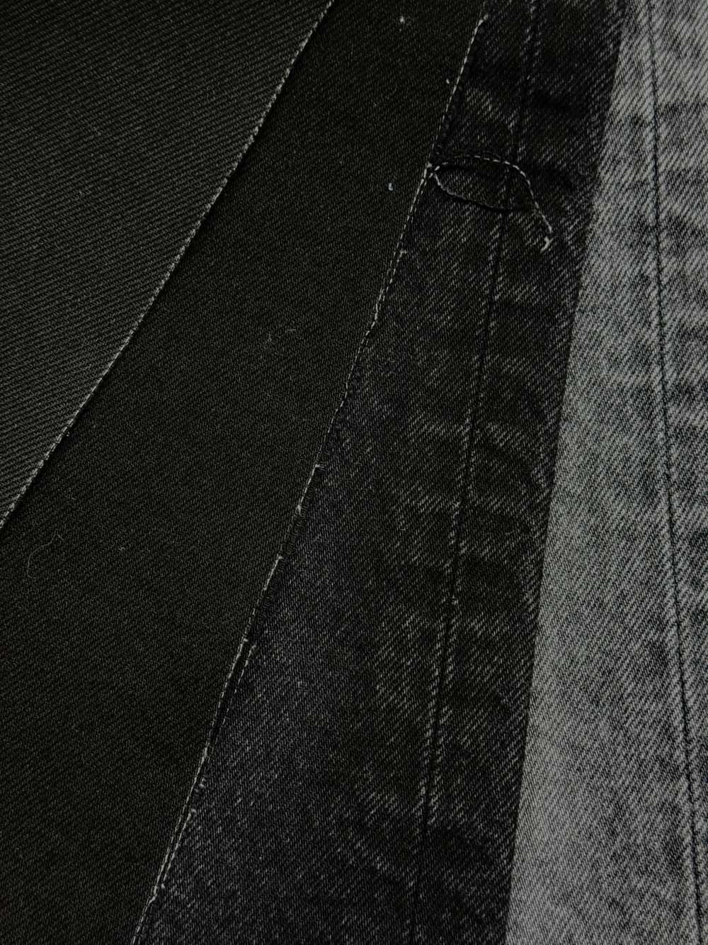 Este es un producto de Kaihara con una larga trayectoria en ventas, caracterizado por su hermoso tejido de sarga, que recuerda a las prendas vintage.